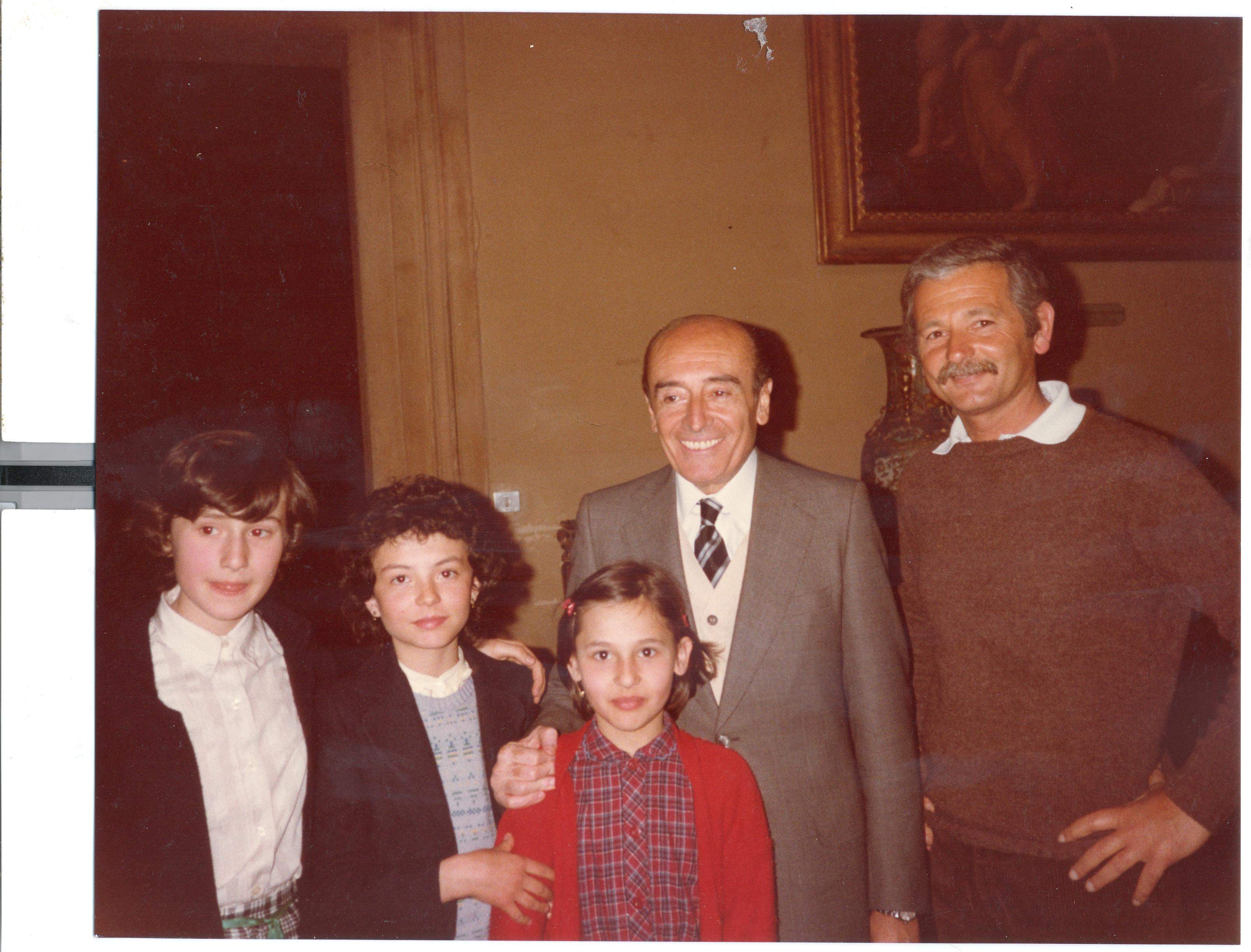 Renato Zangheri premia vincitori di La Resistenza giovane - 1982