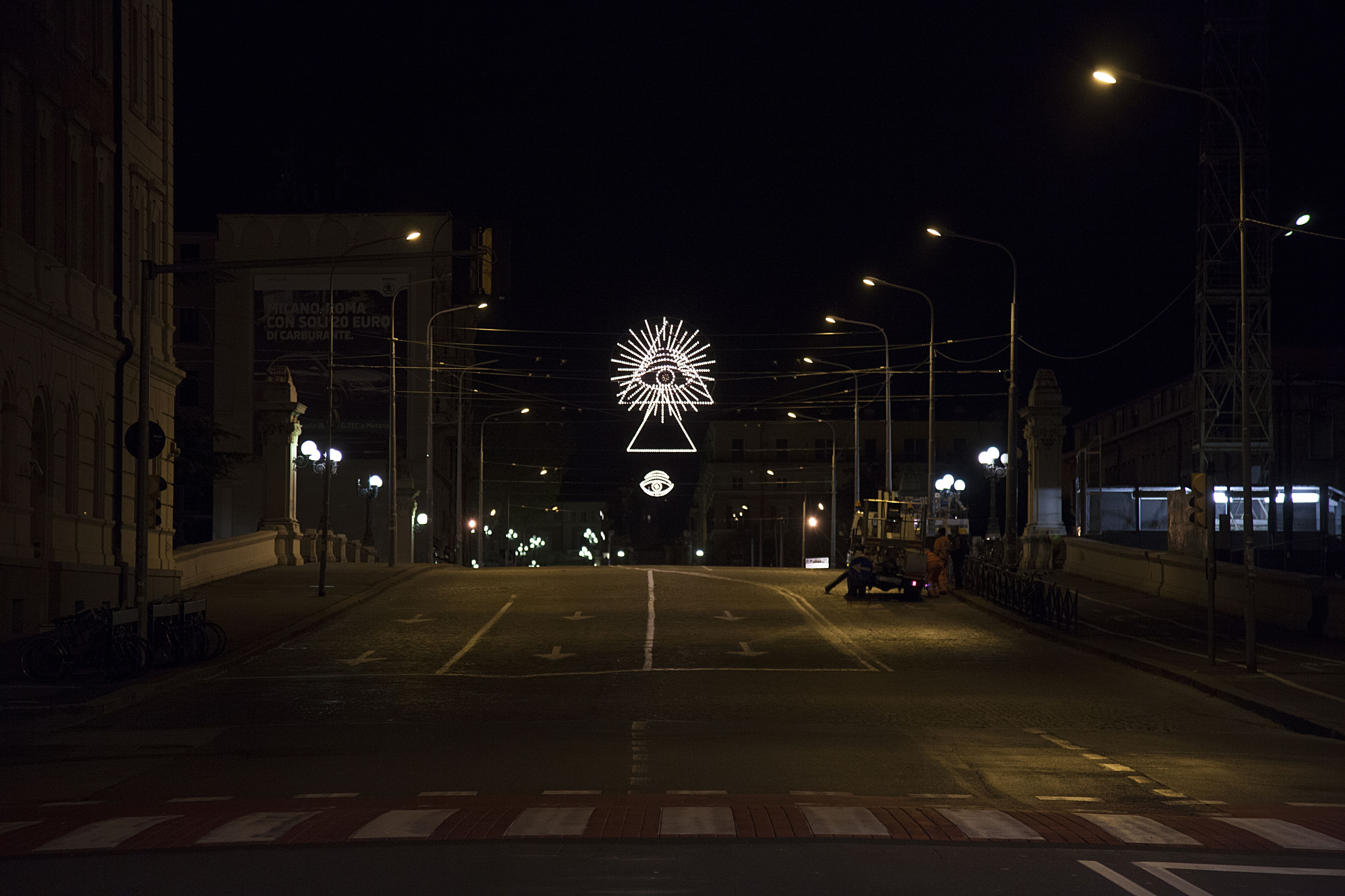 Luca Vitone, Souvenir d'Italie (lumières) 2014, Installazione luminosa, realizzata e prodotta da ON, Bologna, via Matteotti, Ponte Galliera 6