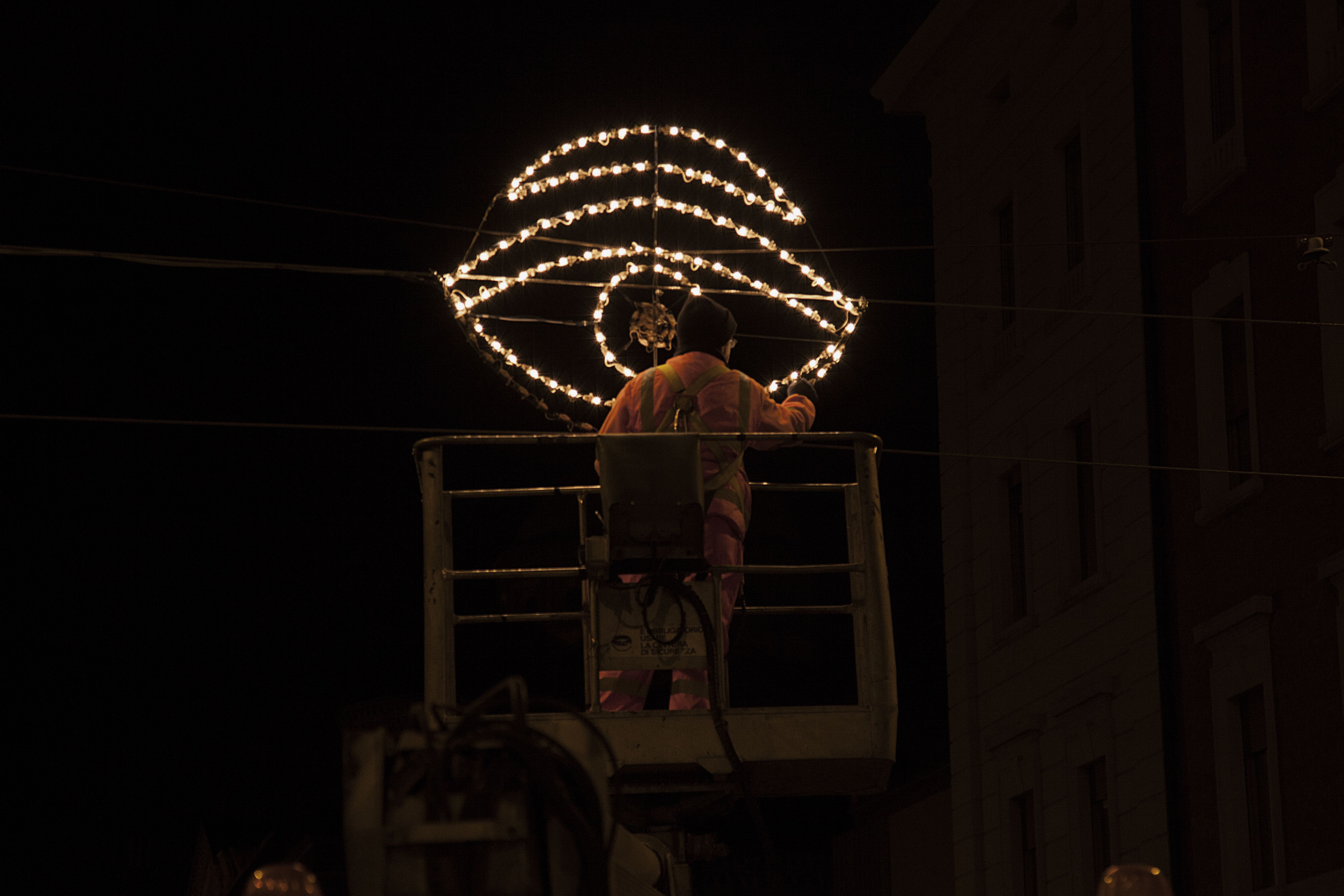 Luca Vitone, Souvenir d'Italie (lumières) 2014, Installazione luminosa, realizzata e prodotta da ON, Bologna, via Matteotti, Ponte Galliera5