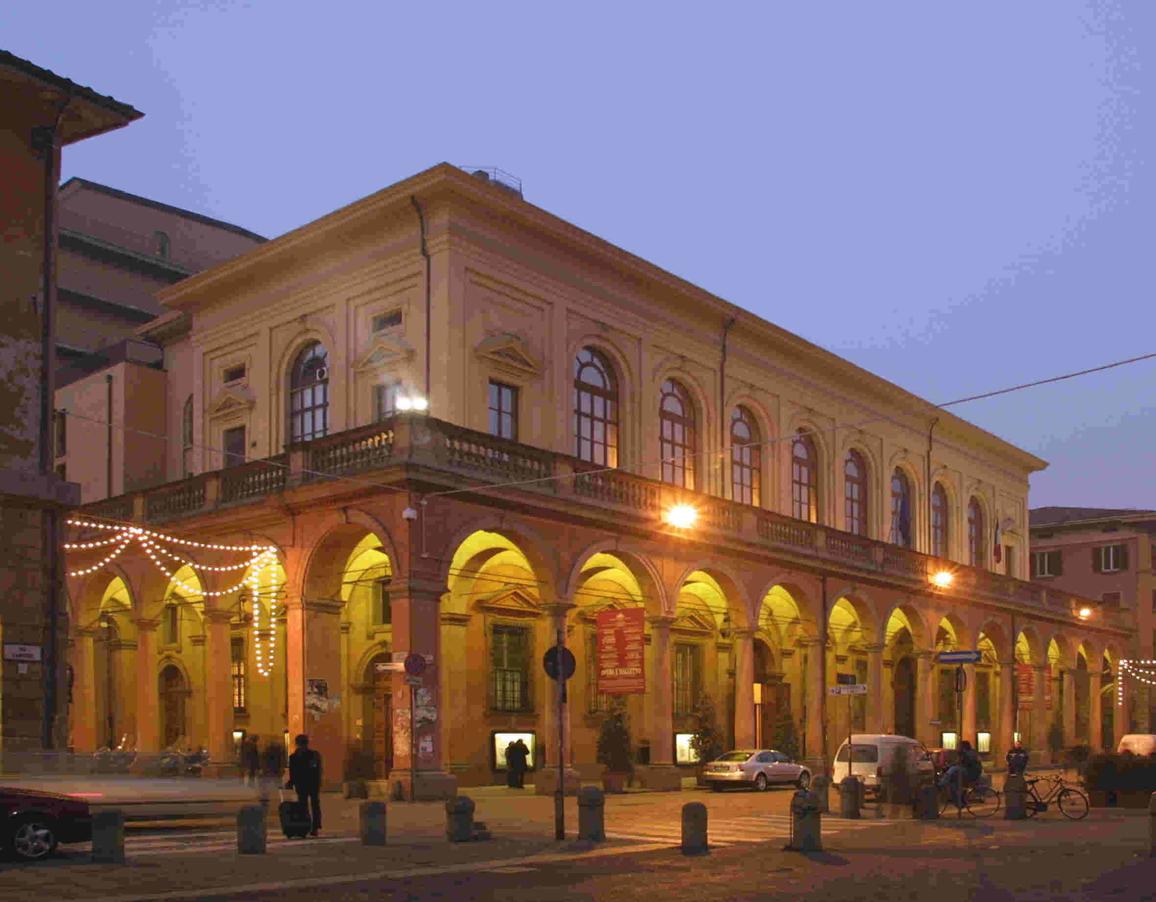 - Fondazione Teatro Comunale di Bologna - la facciata del teatro illuminata - ph