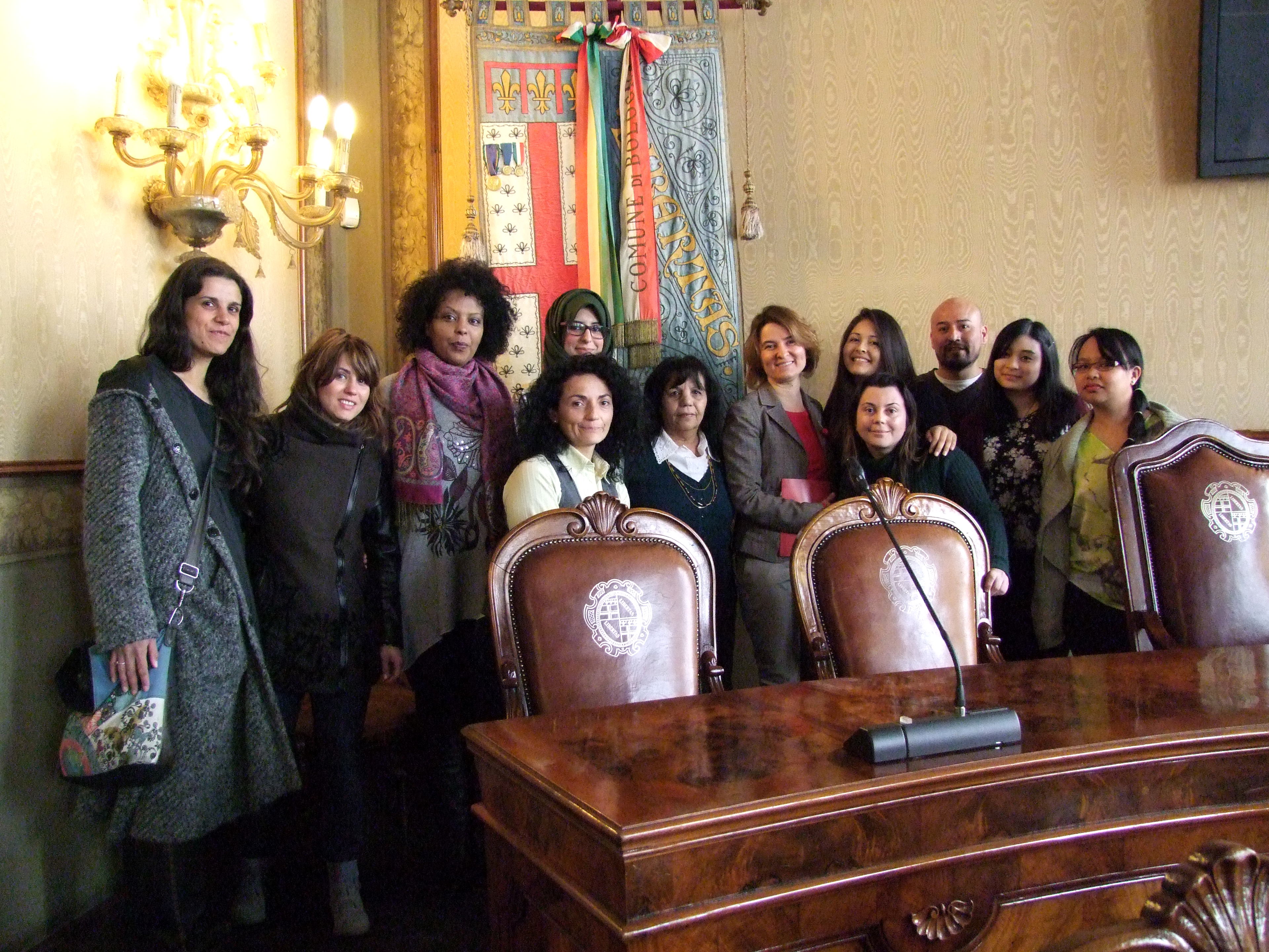 Simona Lembi con ragazze laboratorio giornalismo