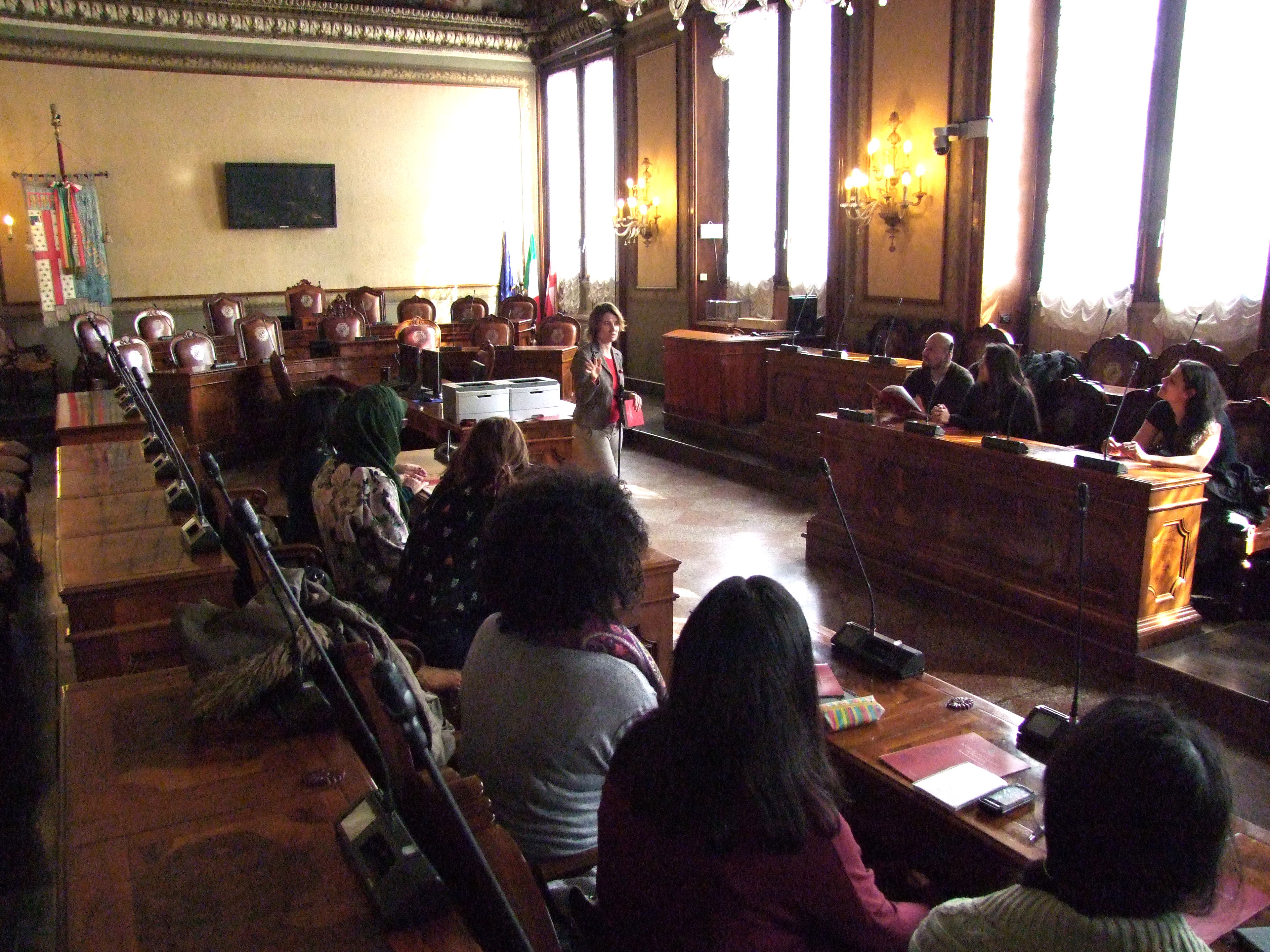 Simona Lembi con ragazze laboratorio giornalismo1