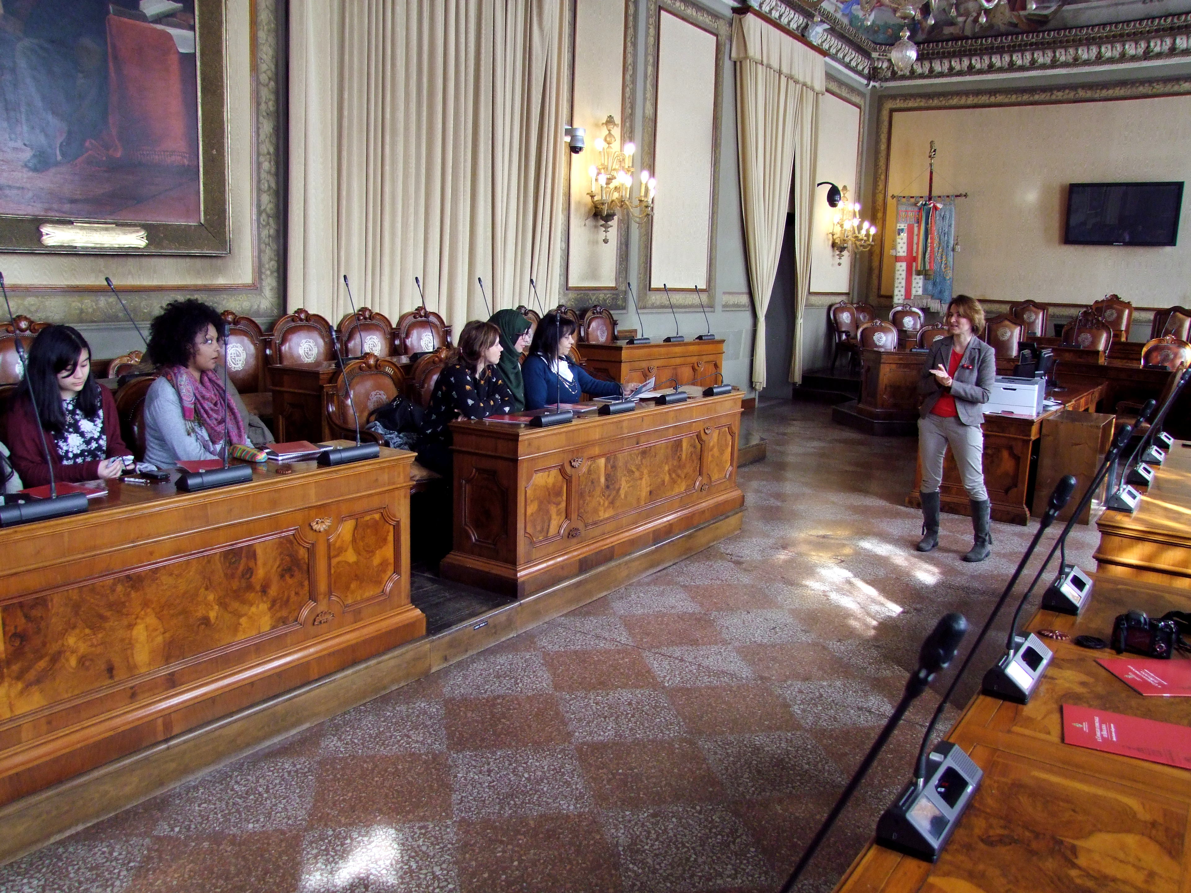 Simona Lembi con ragazze laboratorio giornalismo2