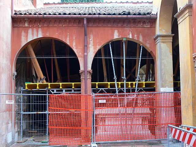 Pantheon_ingresso_dopo_Terremoto_2012