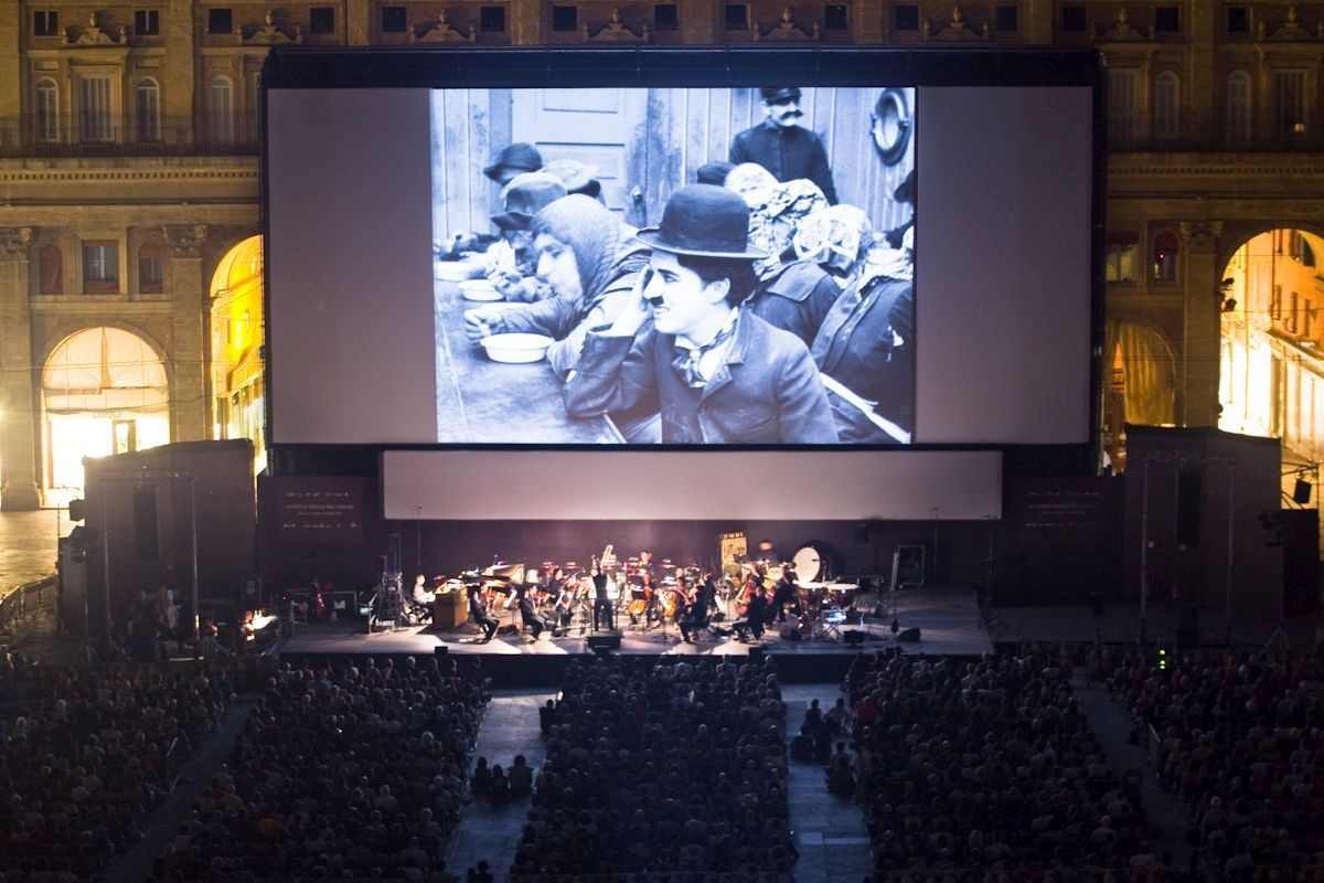 bolognaestate_2015_ SOTTO LE STELLE CINEMA Piazza_Maggiore_30_giugno_Courtesy_CinetecaBologna