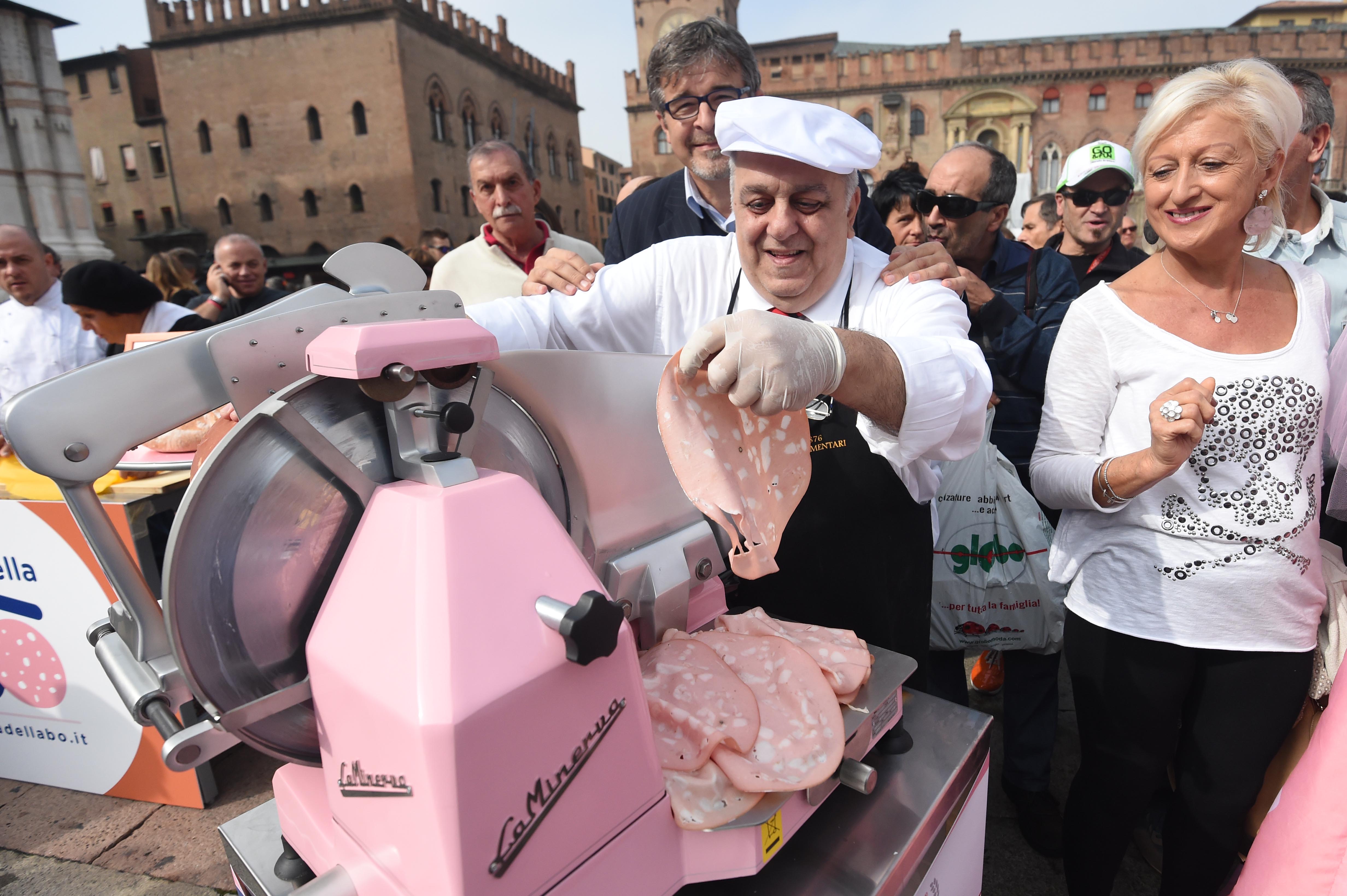 Salumiere che affetta Mortadella Bologna IGP