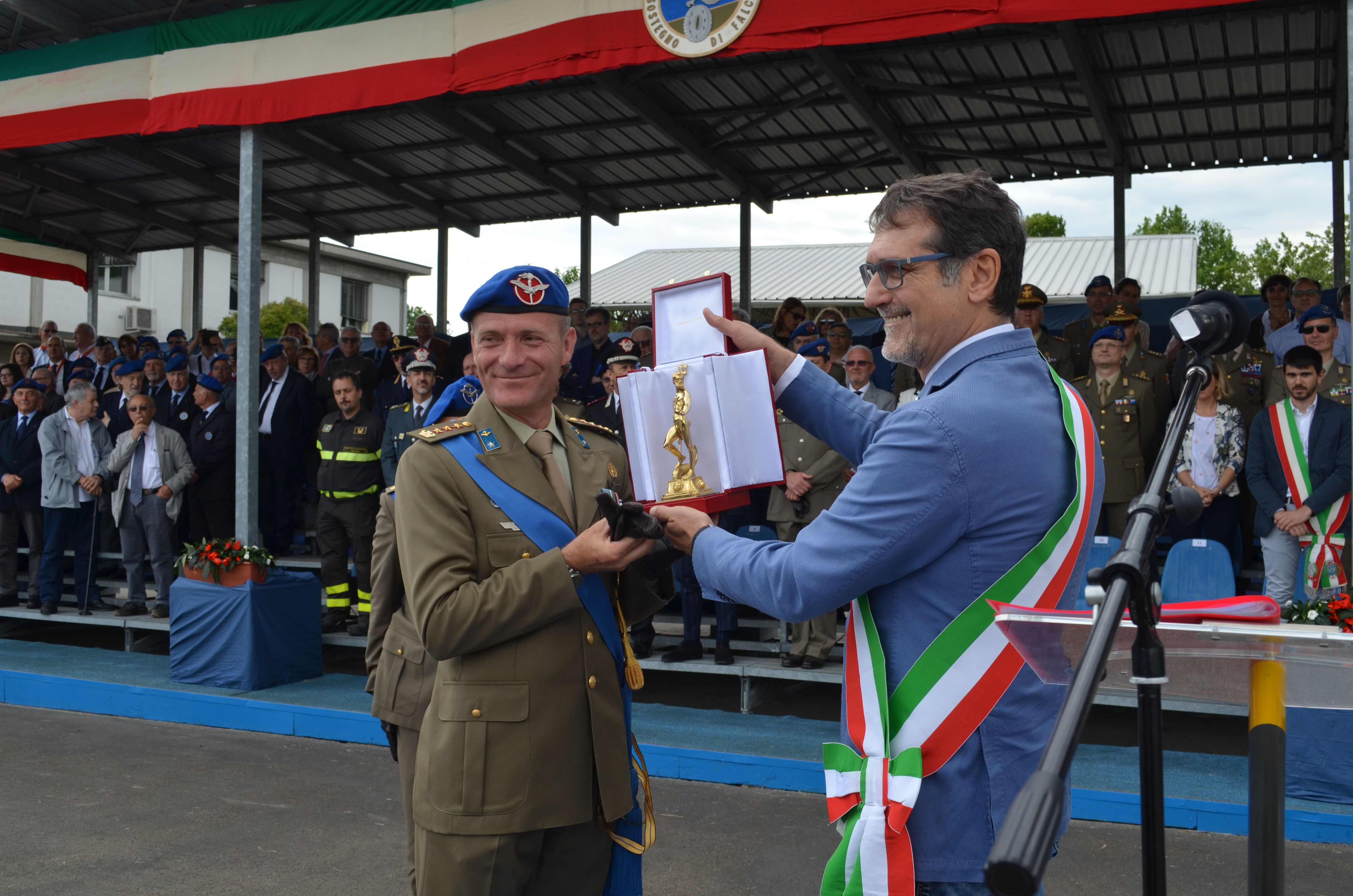 Il Sindaco consegna il Nettuno d'Oro al Secondo Reggimento di Sostegno Aviazione Esercito Orione