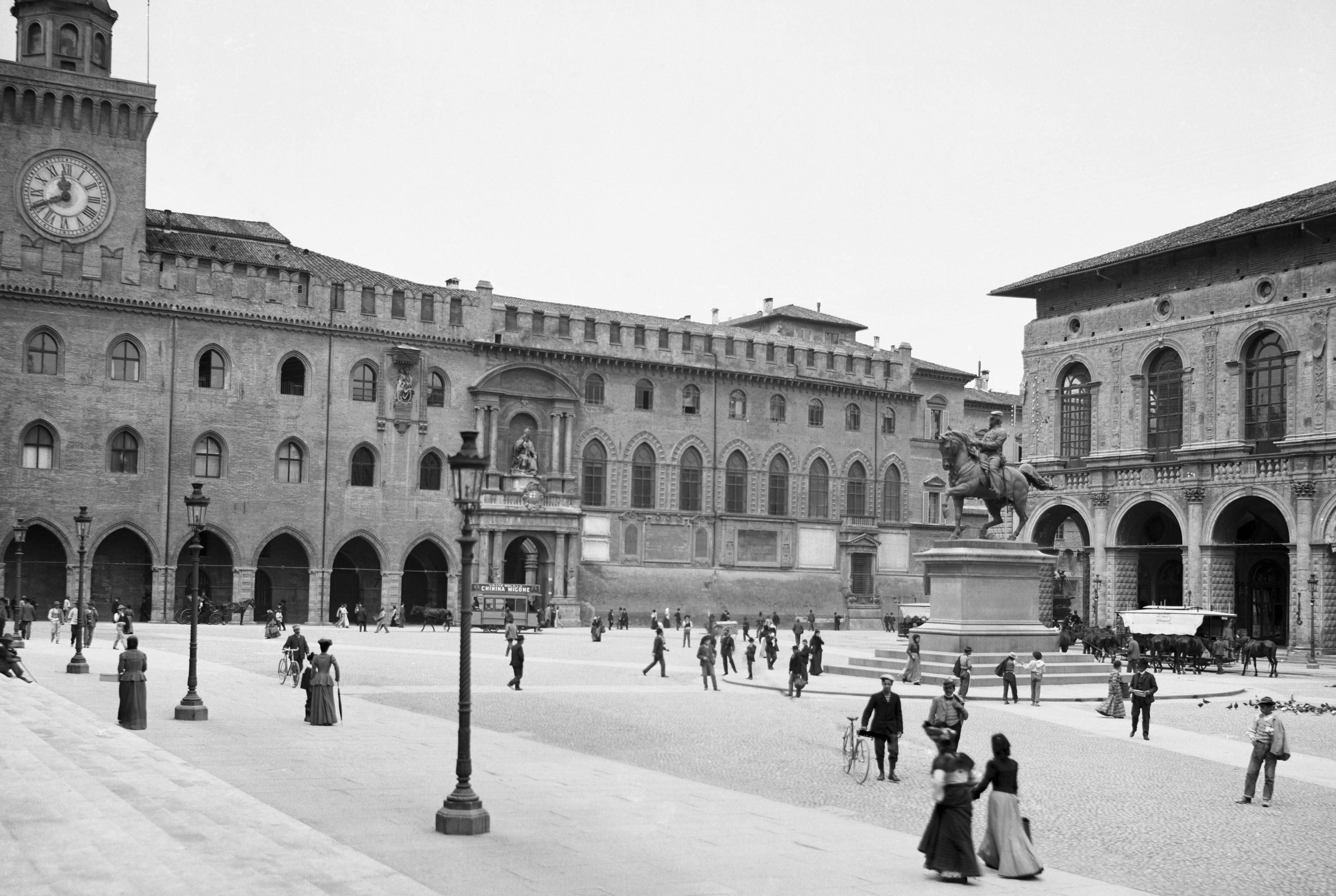 Studio_Camera_Piazza_Vittorio_Emanuele_II_oggi_Piazza_Maggiore_ante_1904