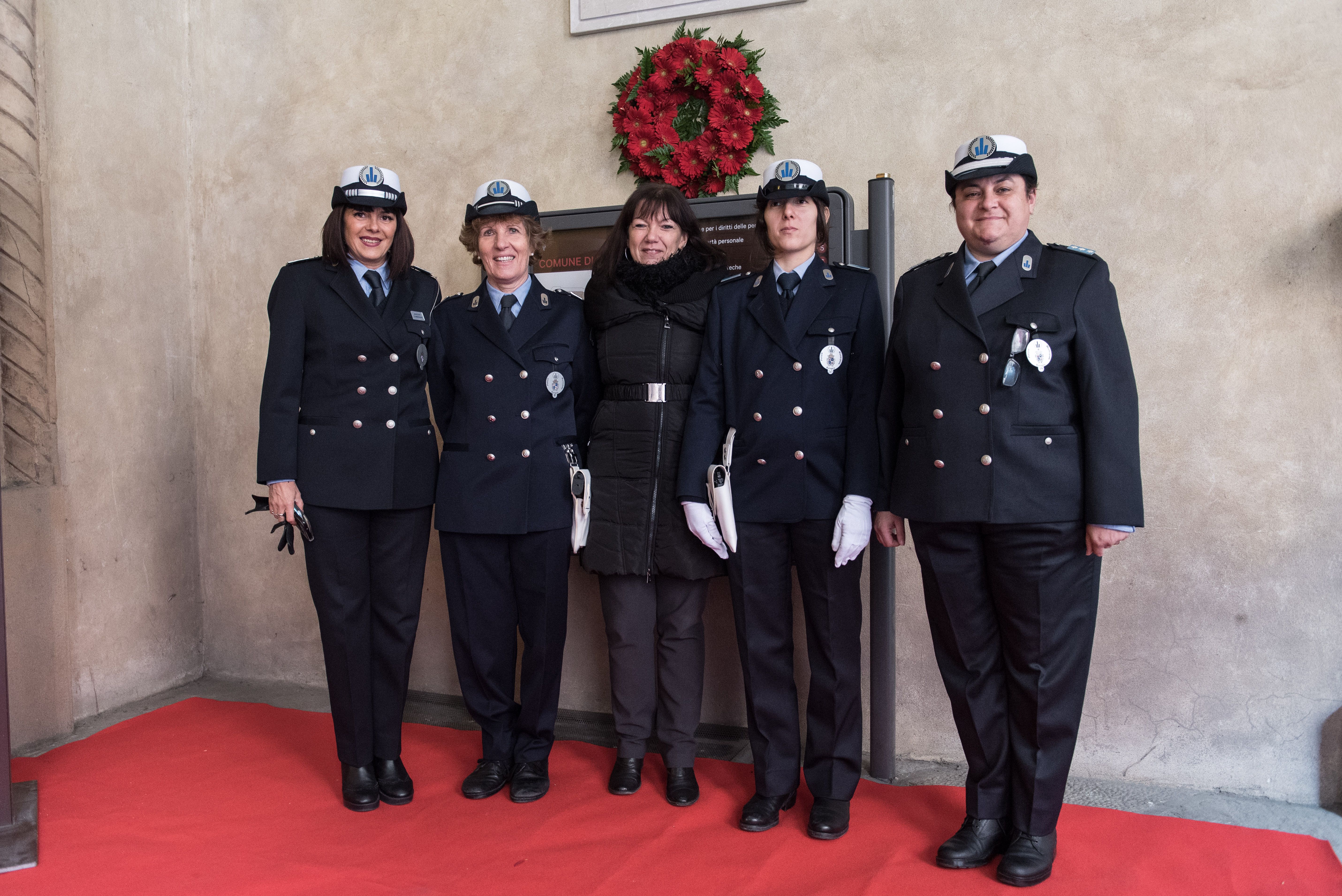 Assessore Susanna Zaccarie assieme ad agenti della Polizia Municipale