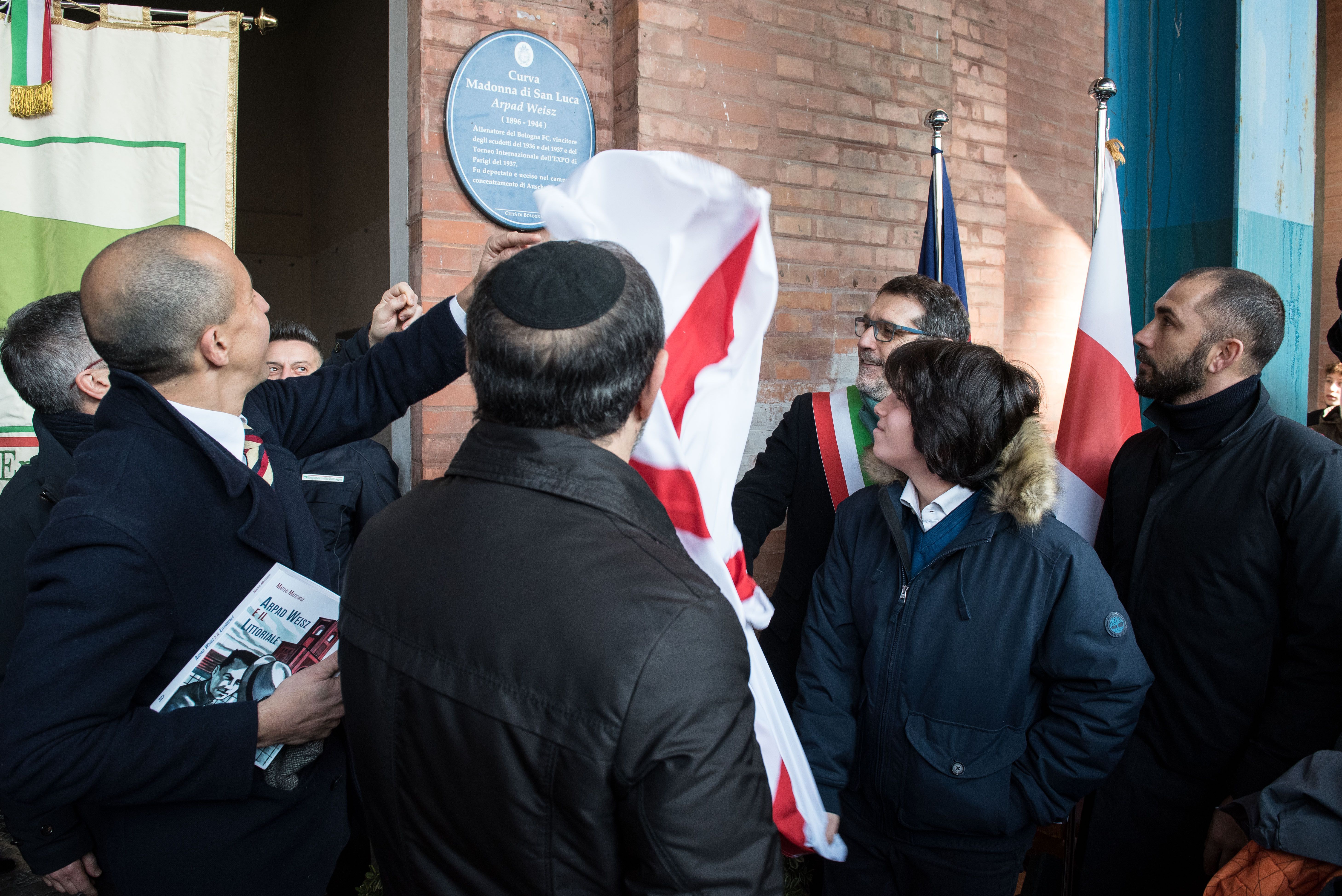 Momento scopertura del cartiglio foto Giorgio Bianchi Comune Bologna