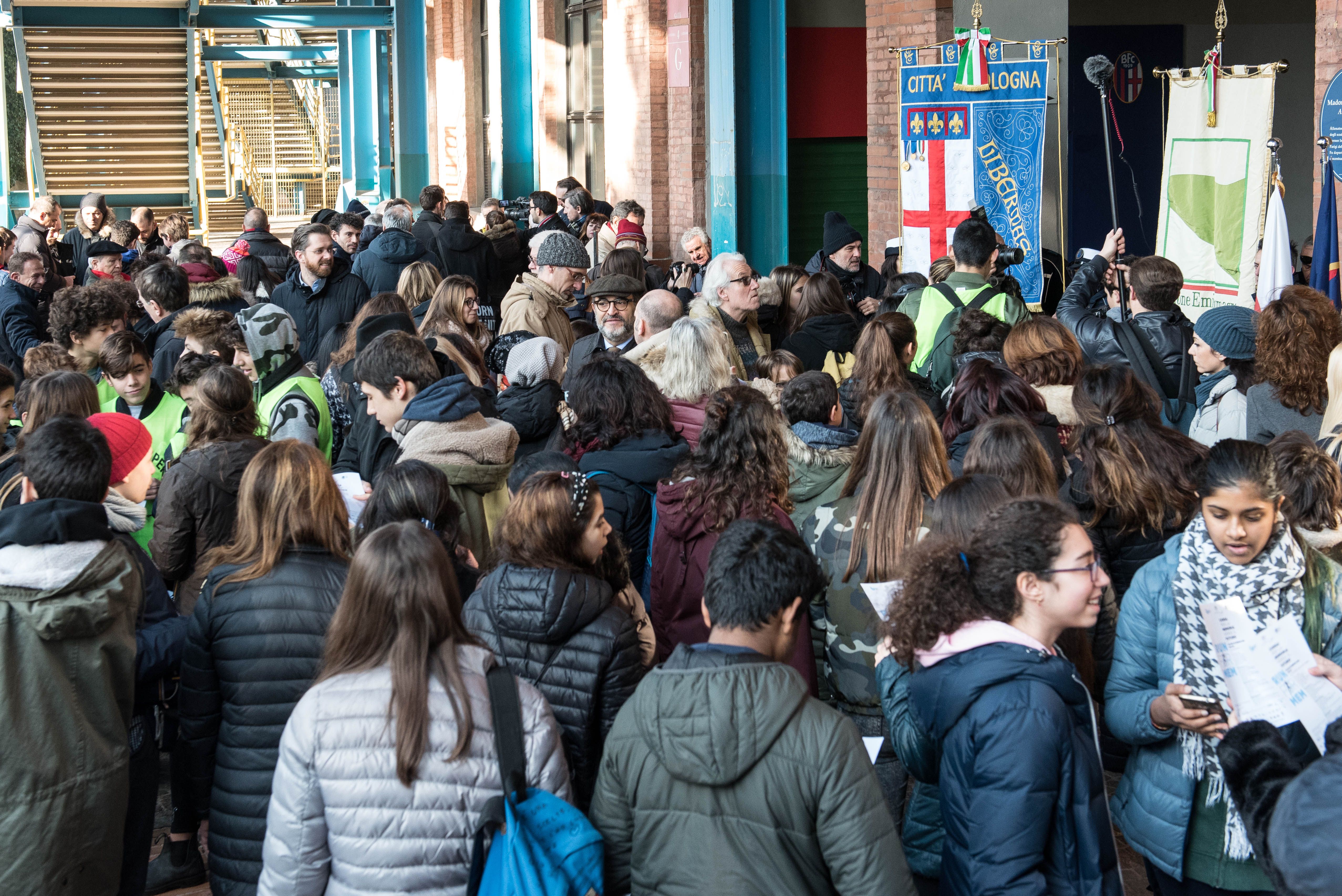 Studenti delle scuole all'intitolazione foto Giorgio Bianchi Comune Bologna