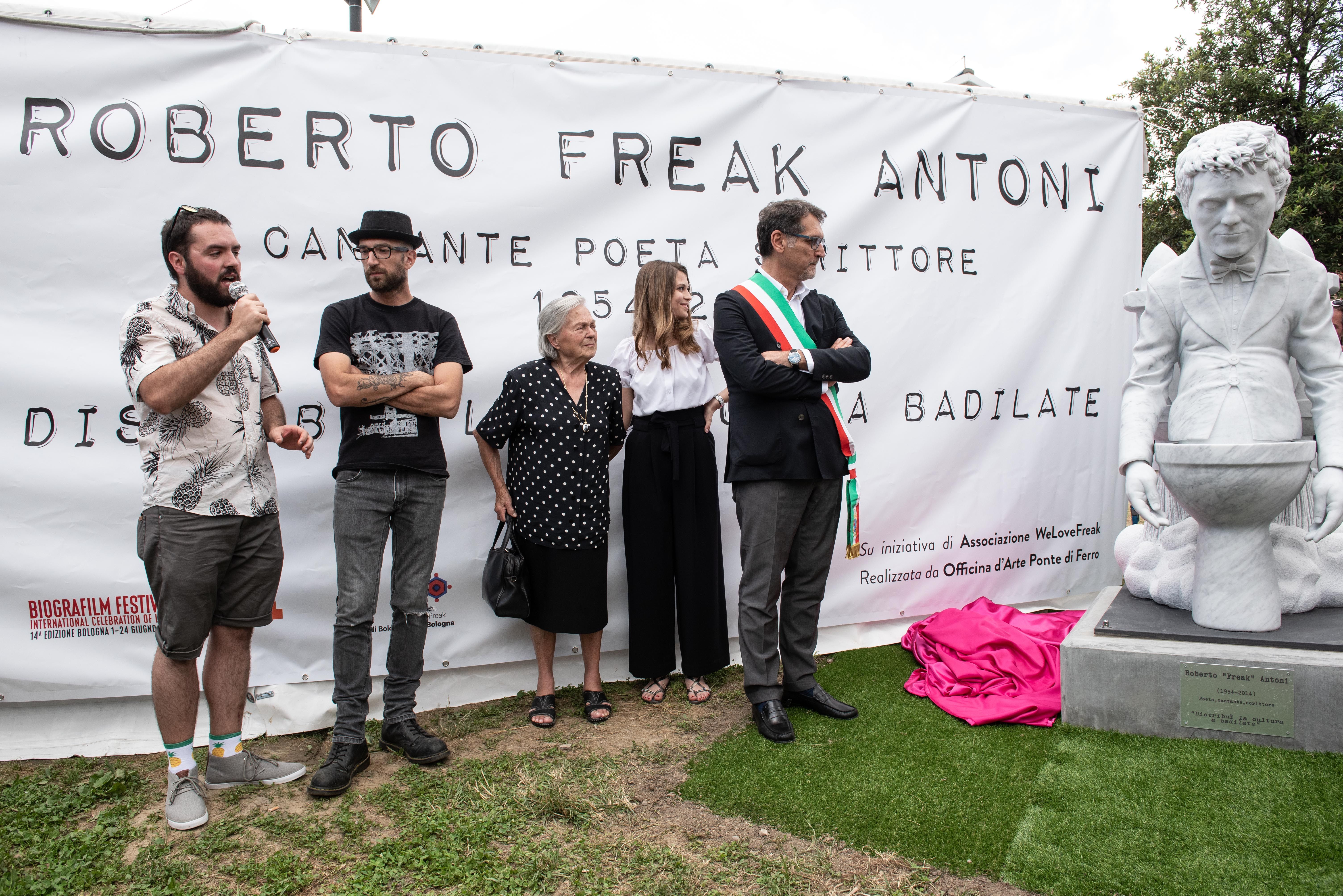 Scopertura statua Freak Antoni foto Giorgio Bianchi per Comune di Bologna