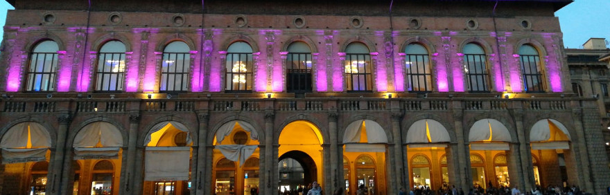 Palazzo Re Enzo_in rosa_Giro d'Italia_articolo