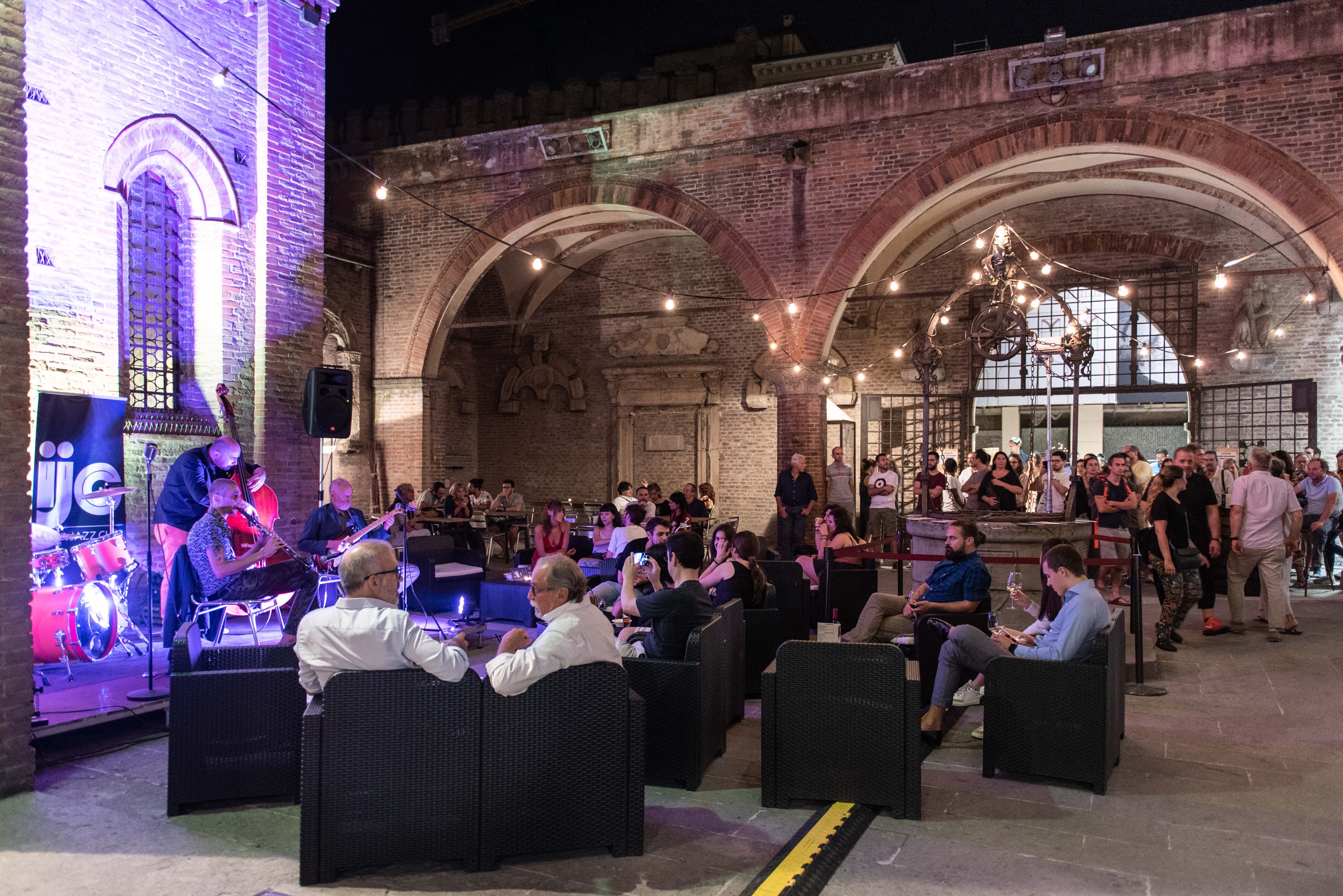 Cortile di Palazzo Re Enzo_Round Midnight2_ph Giorgio Bianchi