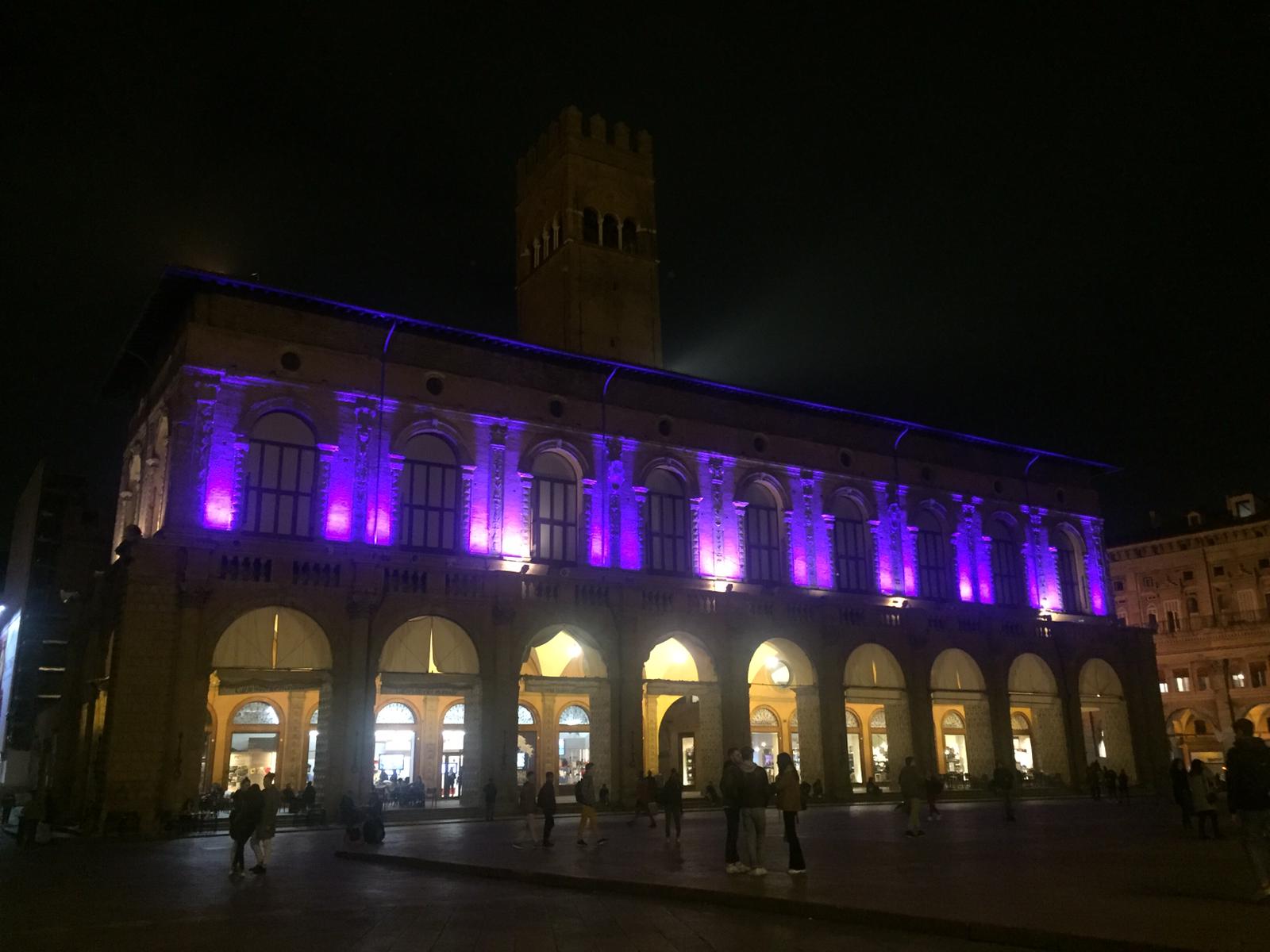 Palazzo Podestà illuminato di viola