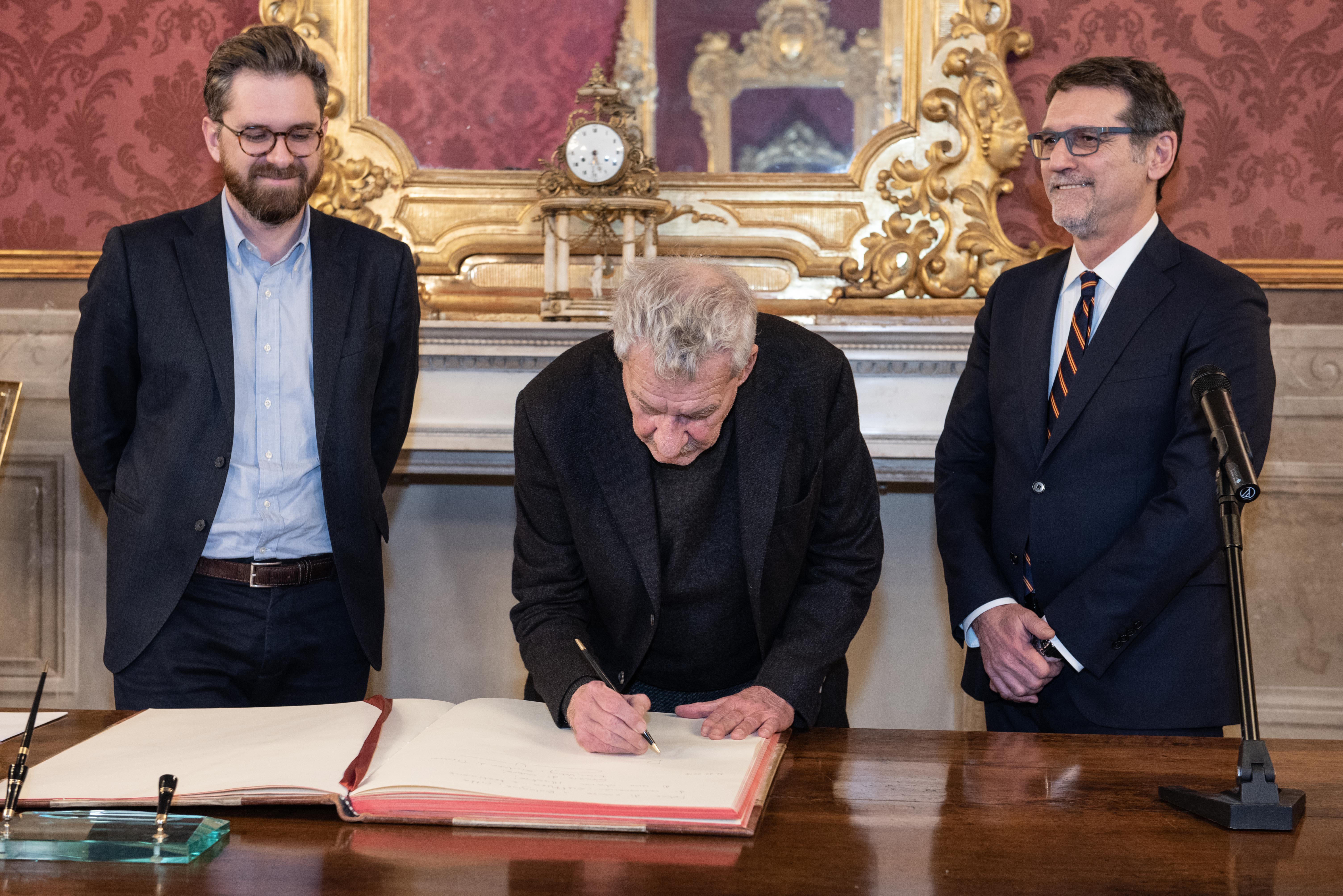 Firma libro d'Onore foto Giorgio Bianchi per Comune di Bologna