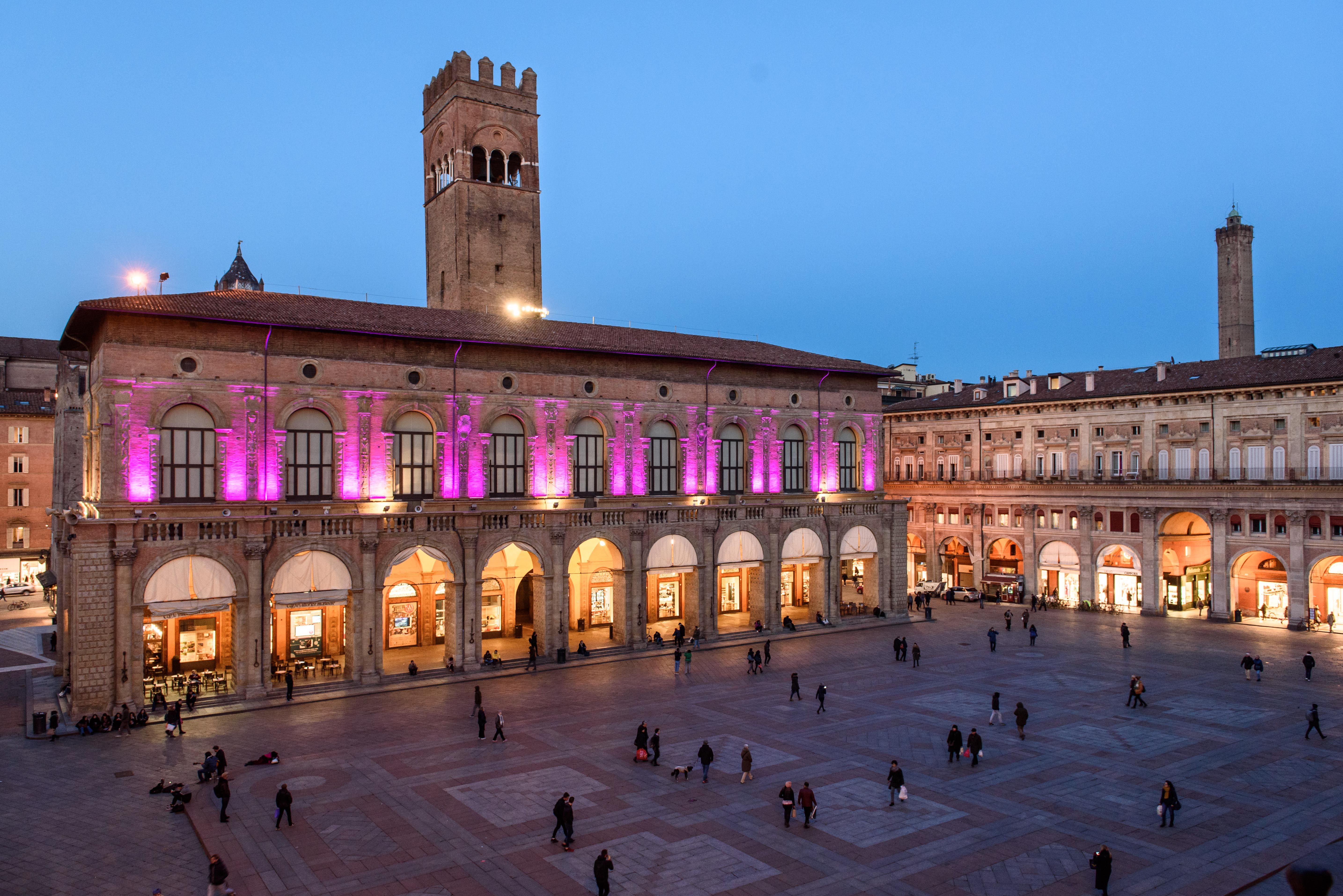 Facciata su piazza Maggiore rosa foto Giorgio Bianchi 3