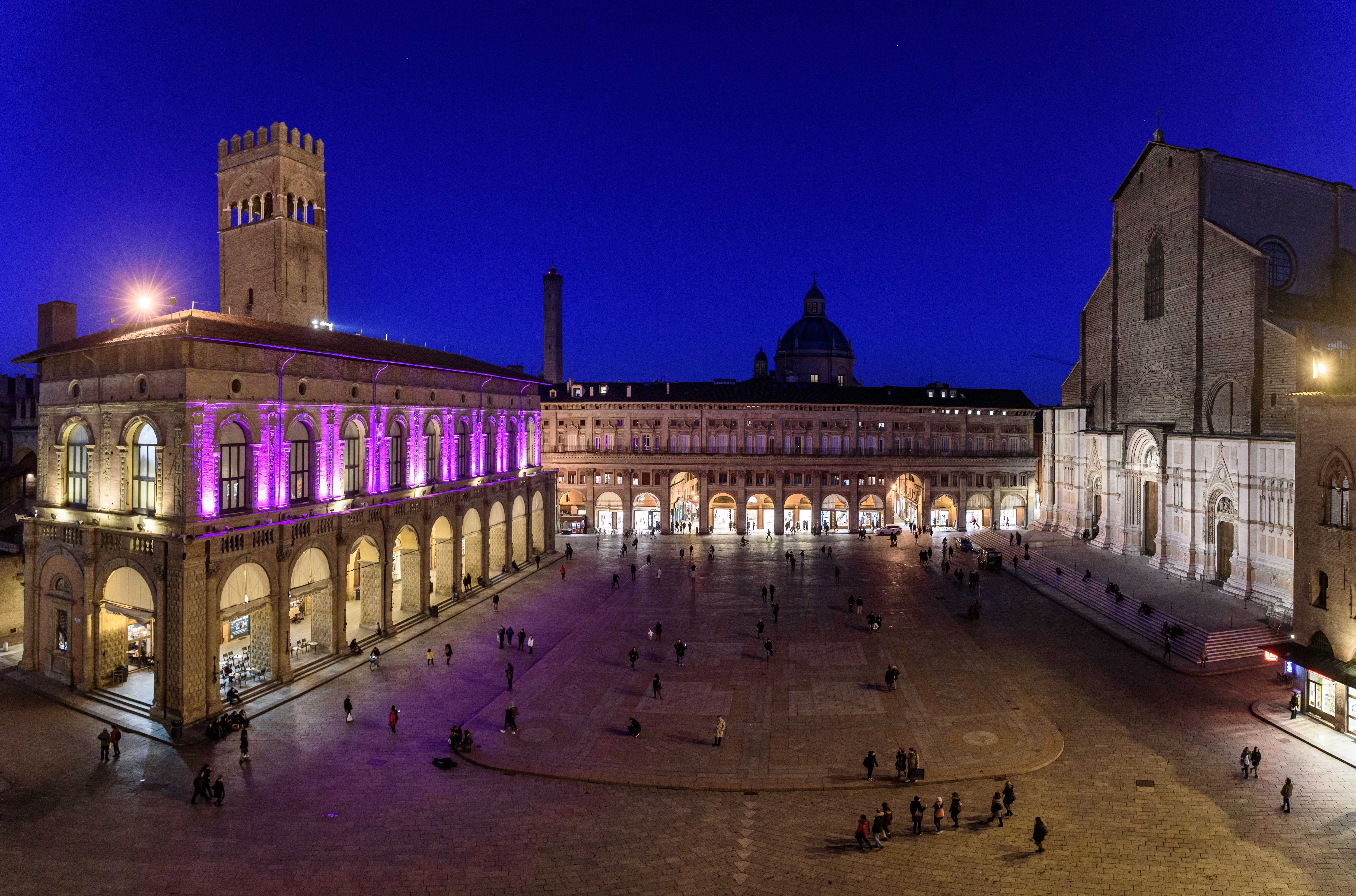 Facciata su piazza Maggiore rosa foto Giorgio Bianchi 4