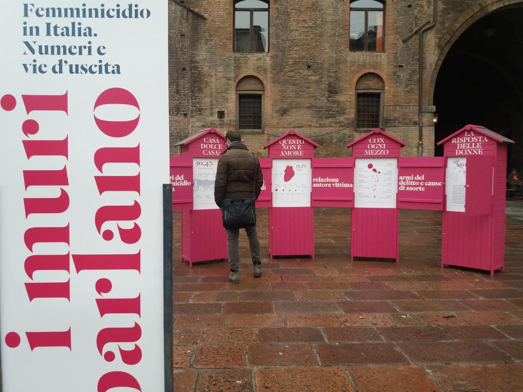 I muri parlano villaggio casadonne in piazza Re Enzo