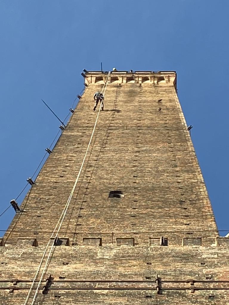 Torre degli Asinelli edilizia acrobatica5