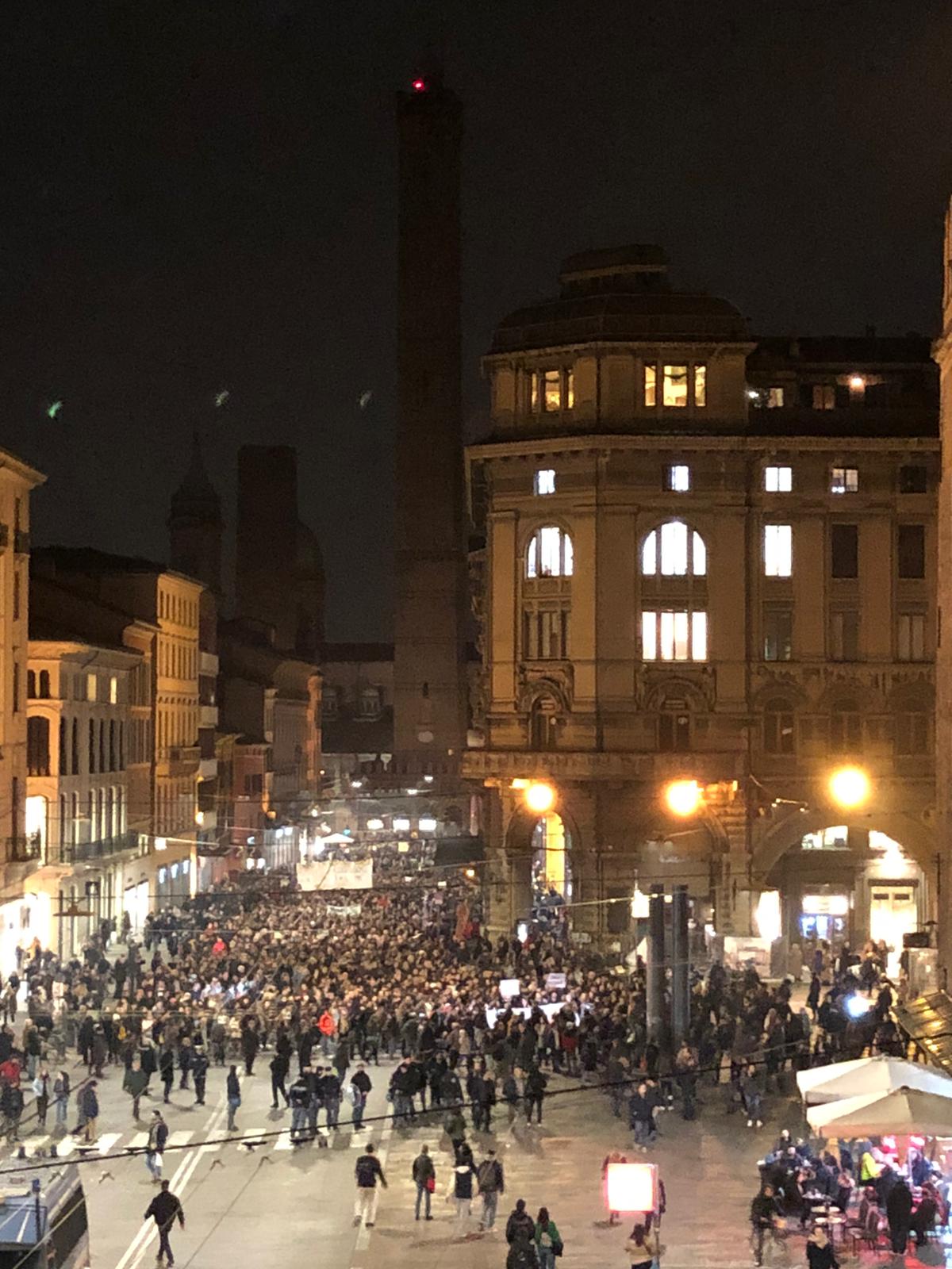 Arrivo corteo via Rizzoli