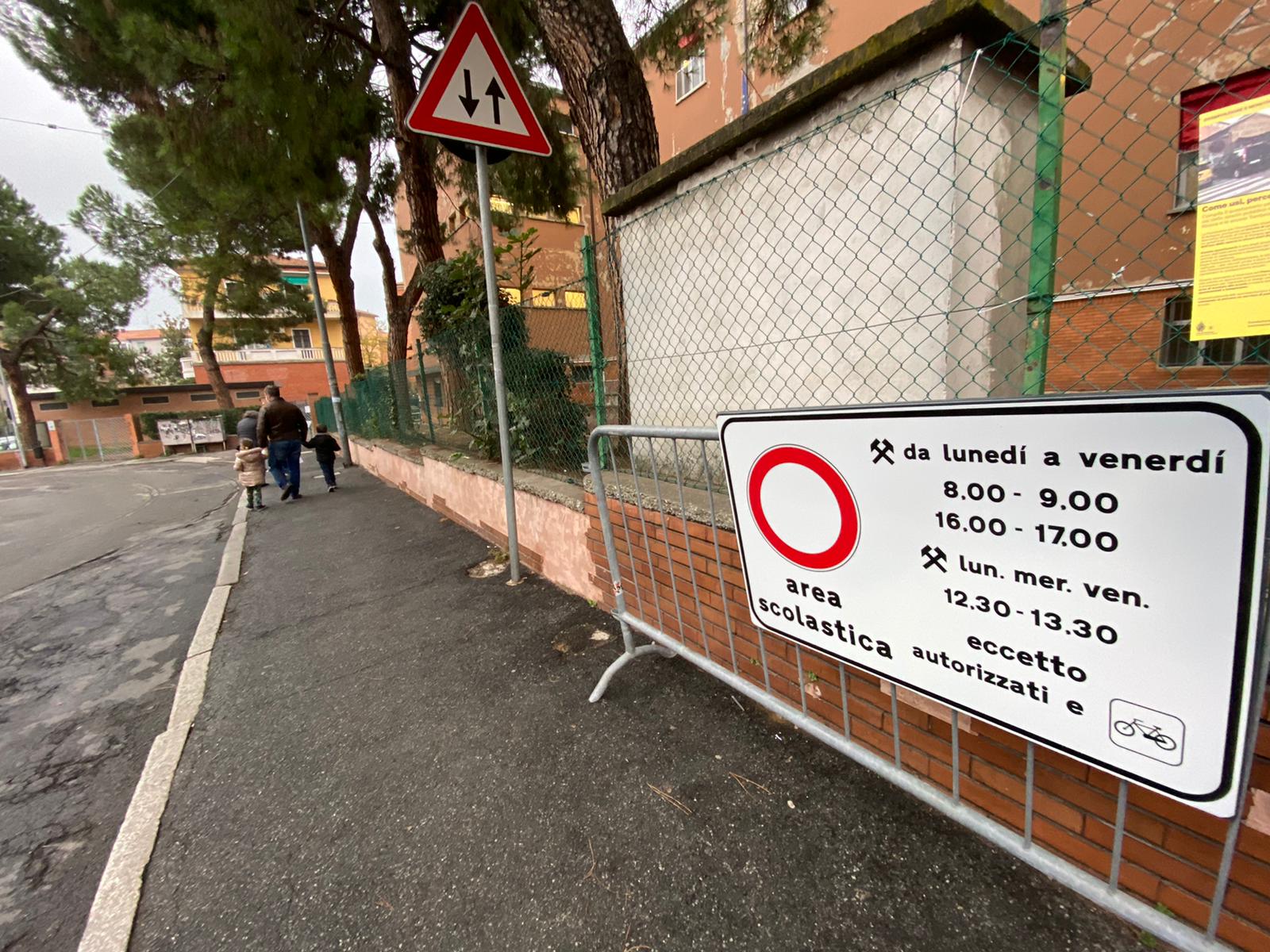 Area scolastica pedonale alle scuole Tambroni 