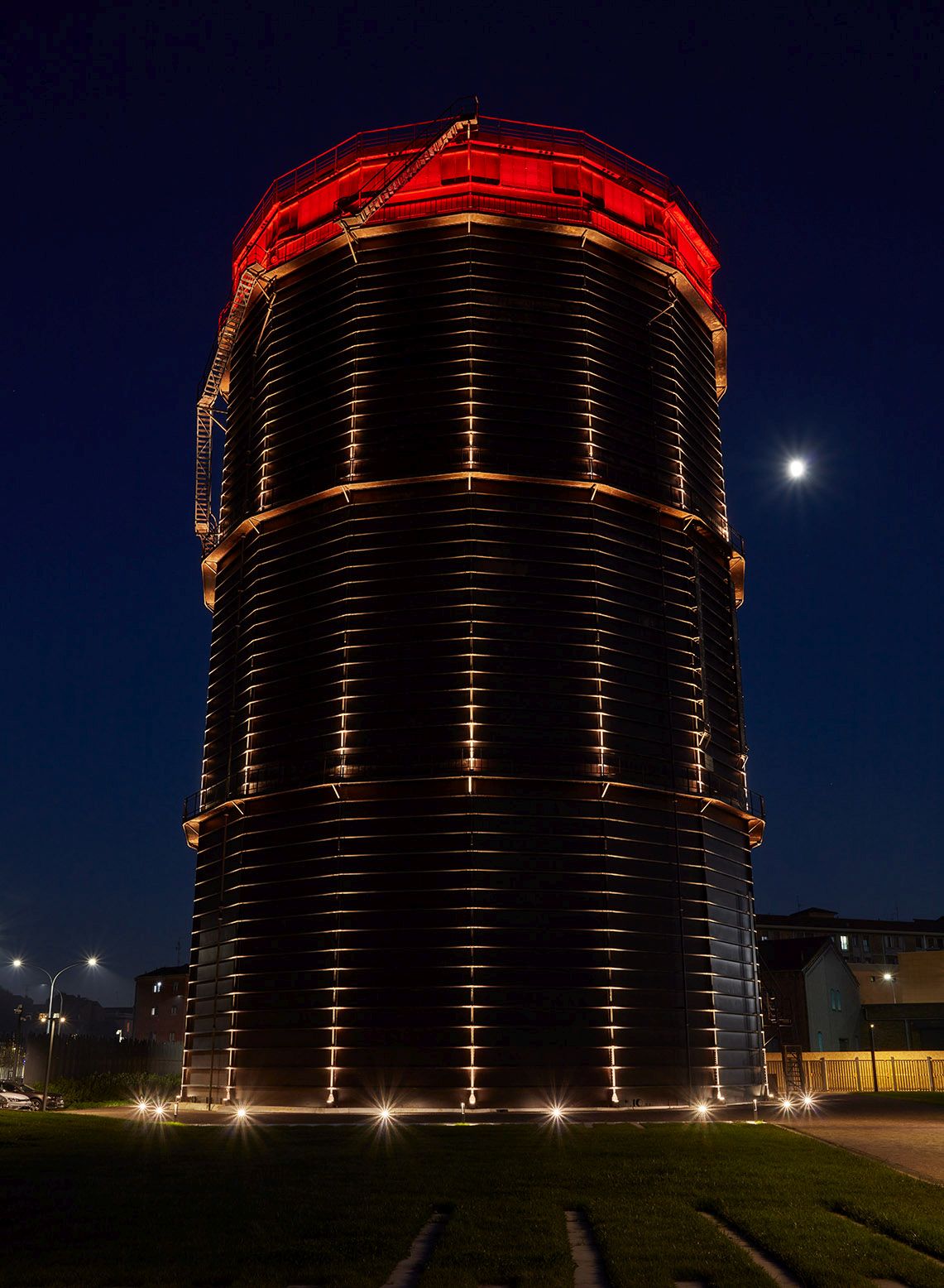 gasometro illuminato contro la violenza sulle donne_verticale