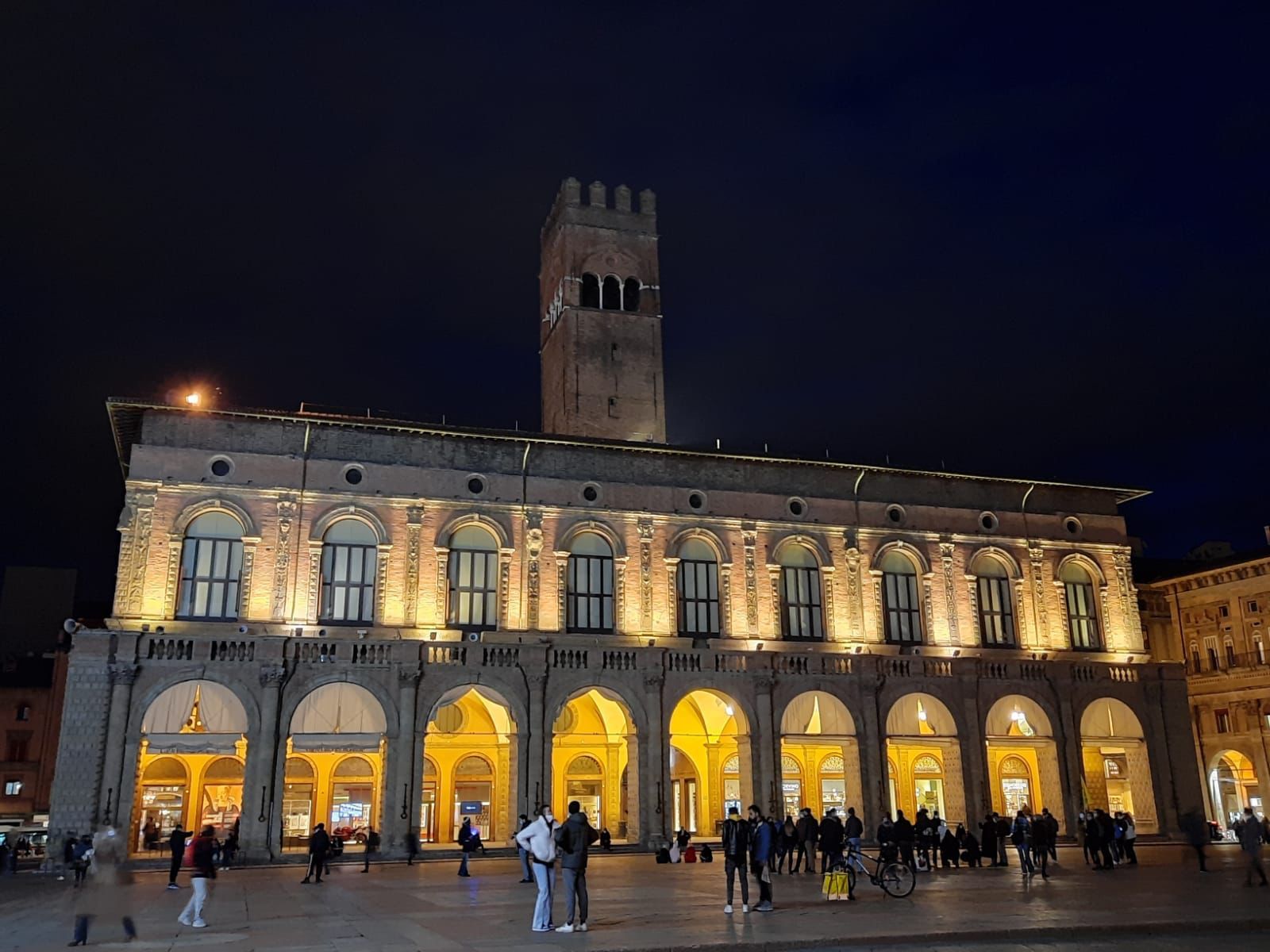 Foto illuminazione di giallo per Patrick Zaki 2