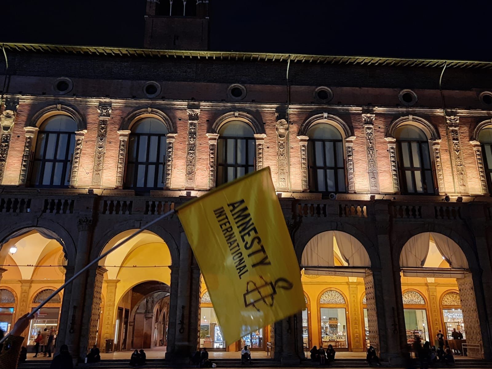 Foto illuminazione di giallo per Patrick Zaki Comune Amnesty