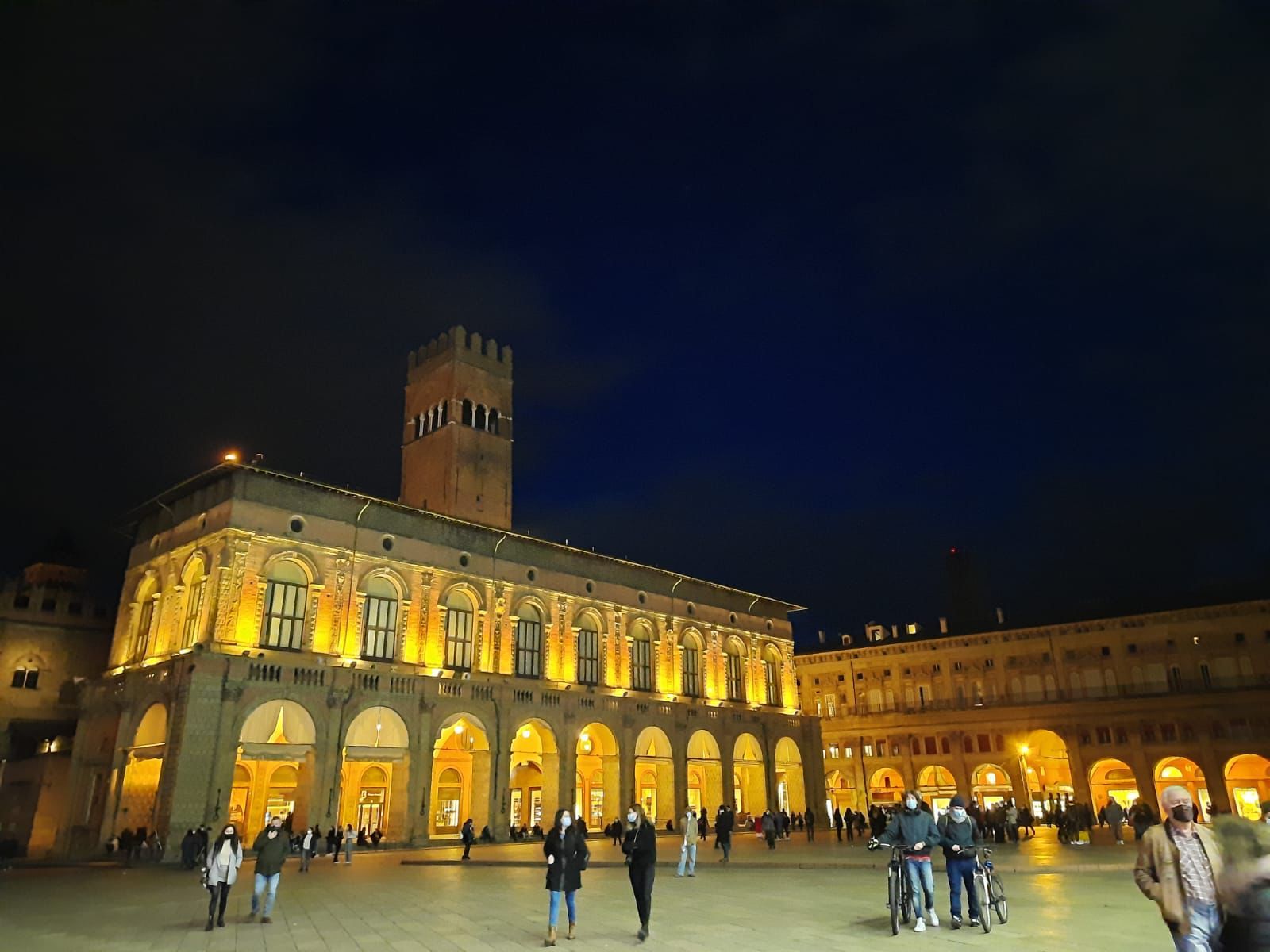 Foto illuminazione di giallo per Patrick Zaki