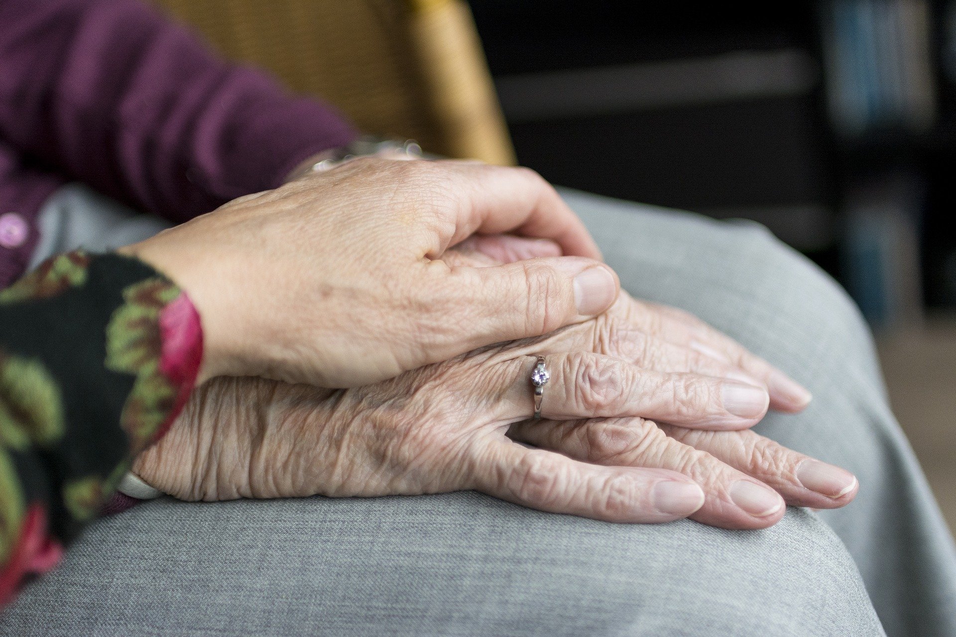 caregiver prendersi cura di persone non autosufficienti